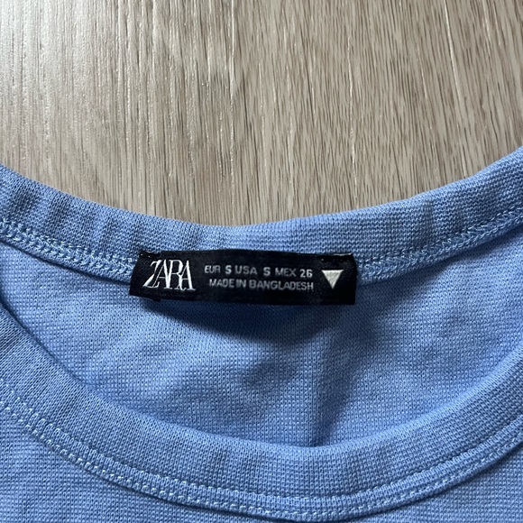 Cute cropped blue T shirt (never worn!) - Picture 2 of 2